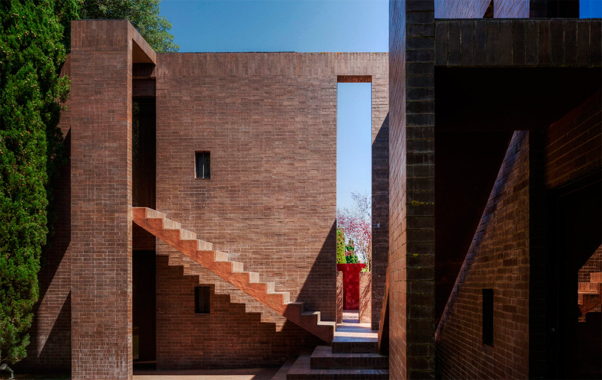 Частный дом из коричневого кирпича в Эмпорда от Ricardo Bofill