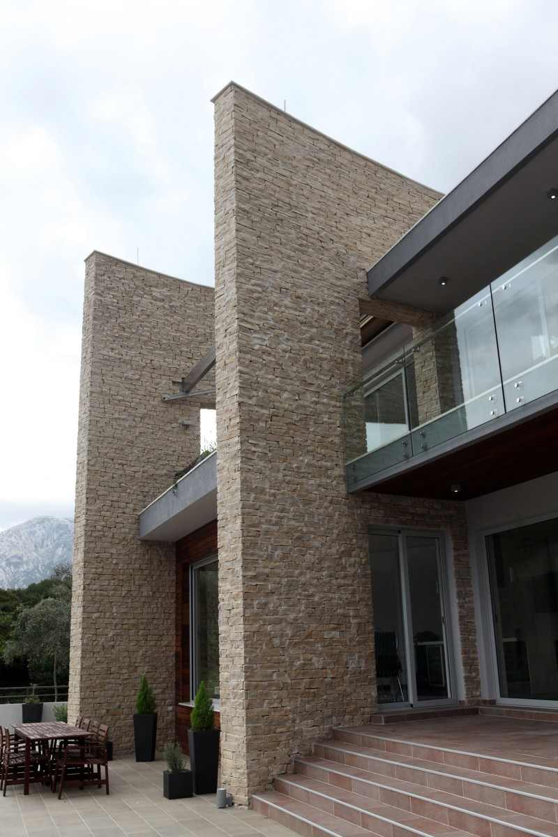 Современный двухэтажный дом из камня в Черногории от студии Enforma