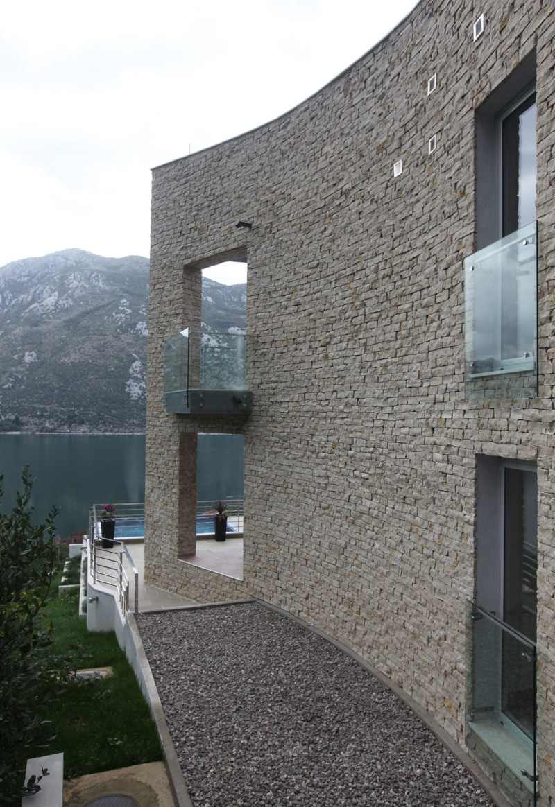 Современный двухэтажный дом из камня в Черногории от студии Enforma