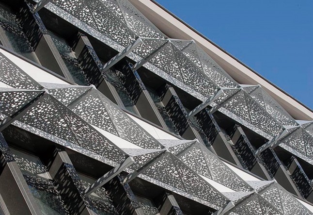 Перфорированные фасадные панели решают множество архитектурных задач: технических и декоративных.
