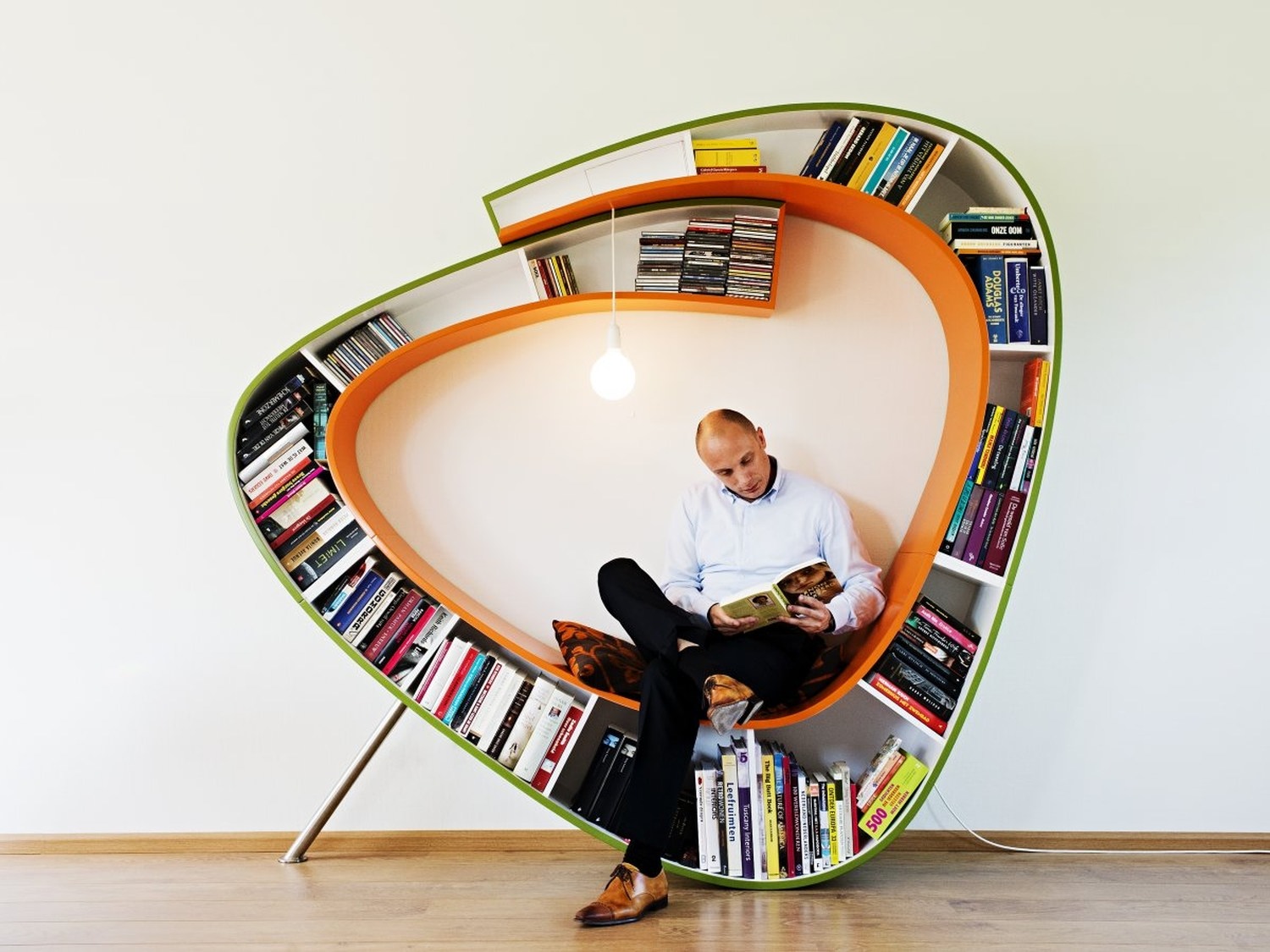 Книжная полка Bookworm от студии Atelier 010