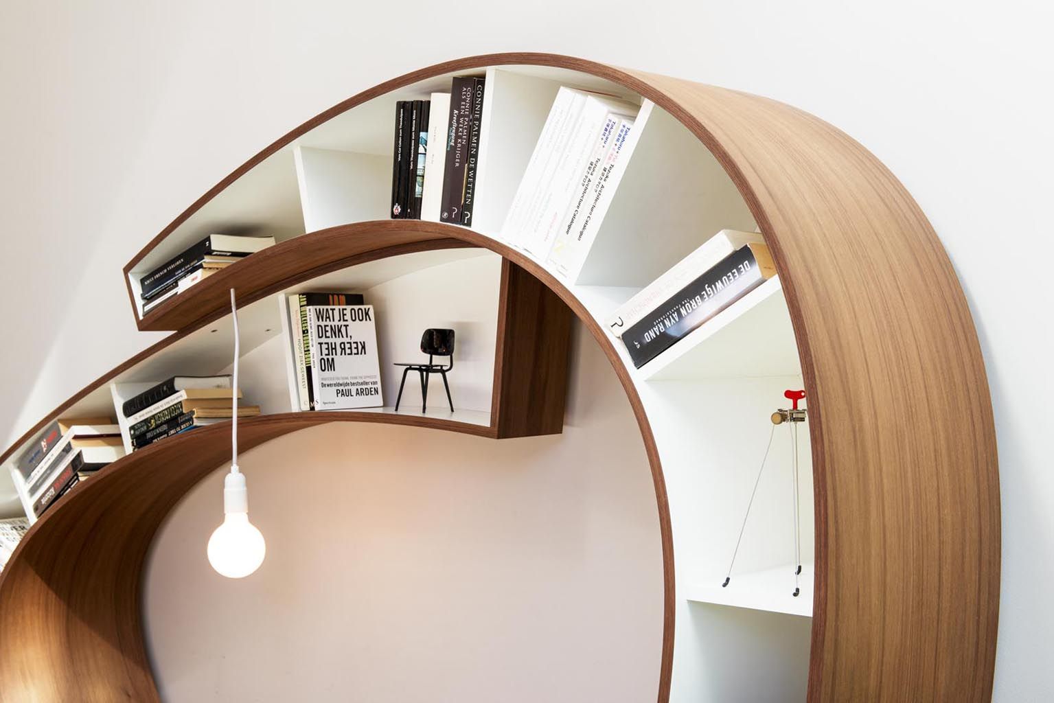 Книжная полка Bookworm от студии Atelier 010
