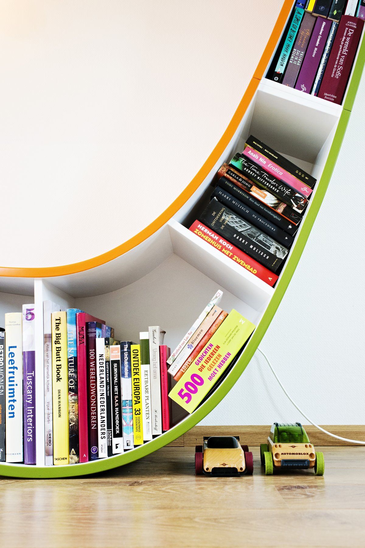 Книжная полка Bookworm от студии Atelier 010